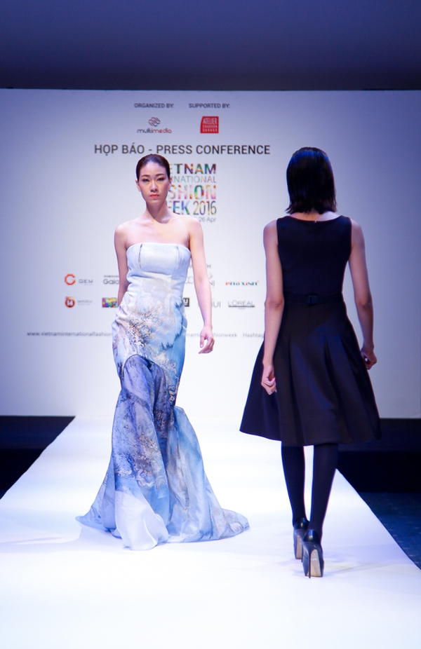 Thanh Hằng mặc giản dị mà vẫn nổi bật tại họp báo Vietnam International Fashion Week Xuân/Hè 2016 - Ảnh 18.