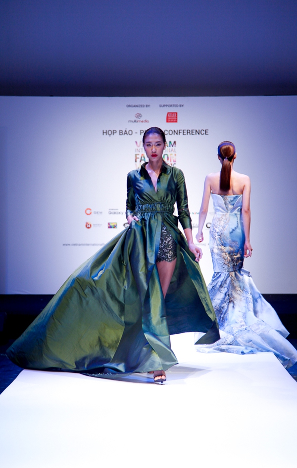 Thanh Hằng mặc giản dị mà vẫn nổi bật tại họp báo Vietnam International Fashion Week Xuân/Hè 2016 - Ảnh 19.