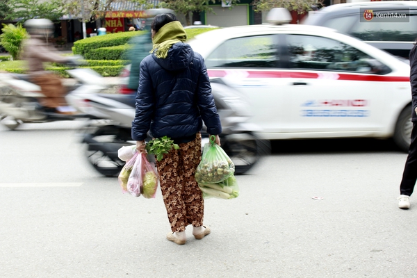 Lo sợ r&eacute;t đậm k&eacute;o d&agrave;i, người H&agrave; Nội tranh thủ đi mua thực phẩm t&iacute;ch trữ - Ảnh 4.