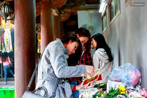 Rằm th&aacute;ng Gi&ecirc;ng, giới trẻ H&agrave; Nội đổ x&ocirc; đi c&uacute;ng giải hạn, cầu duy&ecirc;n - Ảnh 4.