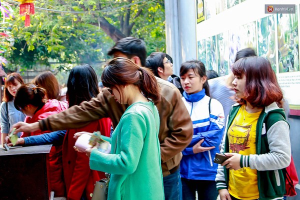 Rằm th&aacute;ng Gi&ecirc;ng, giới trẻ H&agrave; Nội đổ x&ocirc; đi c&uacute;ng giải hạn, cầu duy&ecirc;n - Ảnh 2.