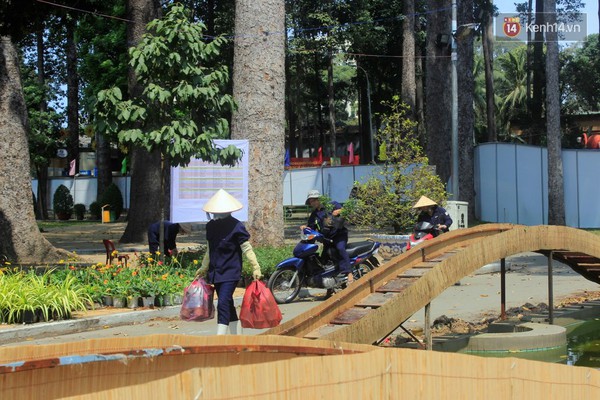 Hội hoa xu&acirc;n Tao Đ&agrave;n 2016 ch&iacute;nh thức đ&oacute;ng cửa, người d&acirc;n đến gom hoa về trồng - Ảnh 2.
