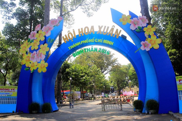 Hội hoa xu&acirc;n Tao Đ&agrave;n 2016 ch&iacute;nh thức đ&oacute;ng cửa, người d&acirc;n đến gom hoa về trồng - Ảnh 1.
