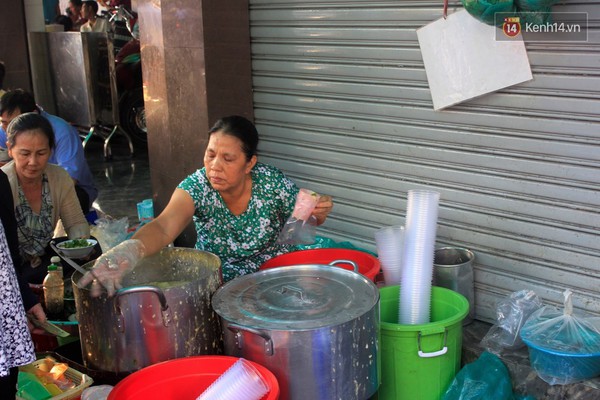 Quán súp cua vỉa hè ở Sài Gòn 20 năm luôn đông nghịt khách - Ảnh 1.