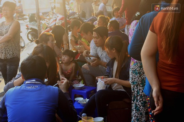 Quán súp cua vỉa hè ở Sài Gòn 20 năm luôn đông nghịt khách - Ảnh 10.