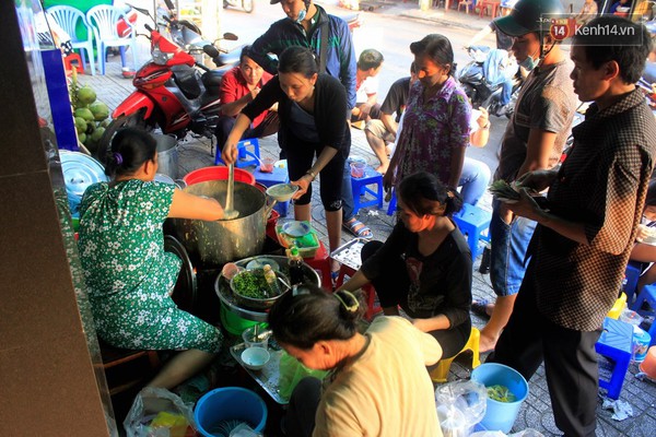 Quán súp cua vỉa hè ở Sài Gòn 20 năm luôn đông nghịt khách - Ảnh 5.