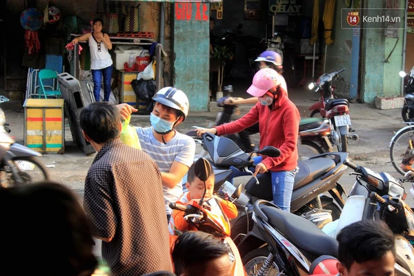 Quán súp cua vỉa hè ở Sài Gòn 20 năm luôn đông nghịt khách - Ảnh 3.