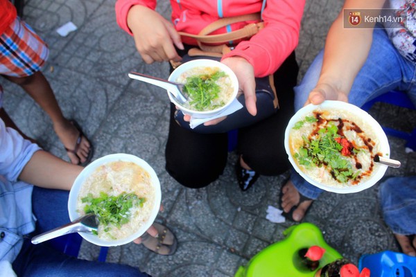 Quán súp cua vỉa hè ở Sài Gòn 20 năm luôn đông nghịt khách - Ảnh 6.