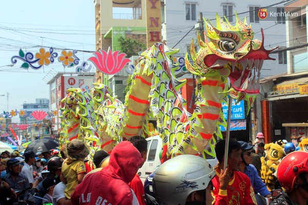 Biển người đội nắng chen chúc trong lễ hội rước Bà lớn nhất Bình Dương - Ảnh 3.