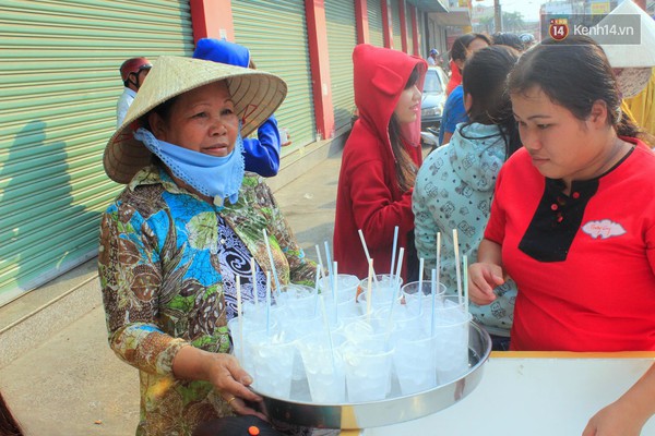 Hàng trăm ly trà đá miễn phí mát lòng khách thập phương đến viếng chùa Bà Thiên Hậu - Ảnh 2.