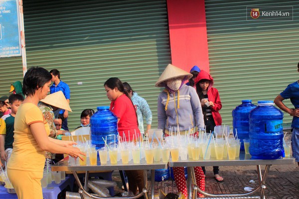 Hàng trăm ly trà đá miễn phí mát lòng khách thập phương đến viếng chùa Bà Thiên Hậu - Ảnh 4.