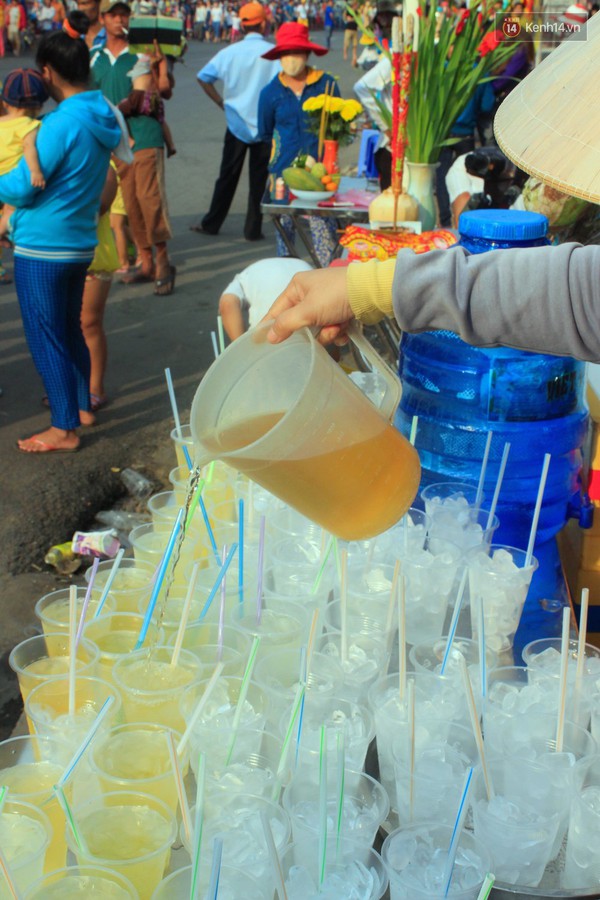 Hàng trăm ly trà đá miễn phí mát lòng khách thập phương đến viếng chùa Bà Thiên Hậu - Ảnh 3.