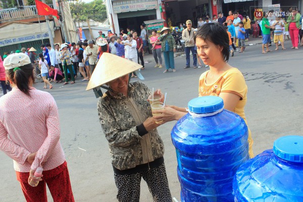 Hàng trăm ly trà đá miễn phí mát lòng khách thập phương đến viếng chùa Bà Thiên Hậu - Ảnh 6.