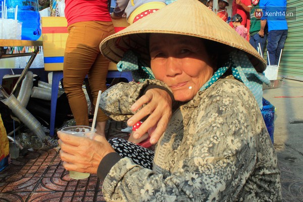 Hàng trăm ly trà đá miễn phí mát lòng khách thập phương đến viếng chùa Bà Thiên Hậu - Ảnh 7.