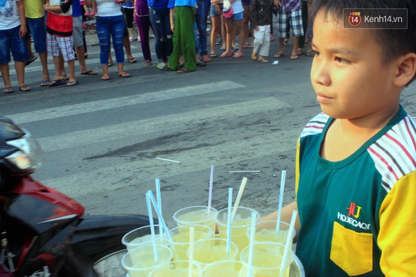 Hàng trăm ly trà đá miễn phí mát lòng khách thập phương đến viếng chùa Bà Thiên Hậu - Ảnh 10.