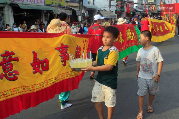 Hàng trăm ly trà đá miễn phí mát lòng khách thập phương đến viếng chùa Bà Thiên Hậu - Ảnh 11.