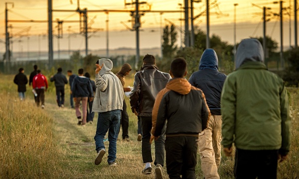 Những khốn cùng của dòng người tị nạn châu Âu phía sau tấm hình đạt giải bức ảnh báo chí của năm - Ảnh 4.