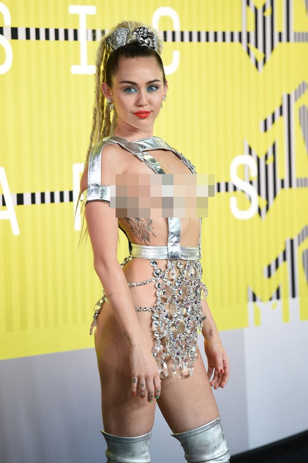 Sau tin đồn tái hợp, Miley Cyrus ngày càng ăn mặc ngoan hơn - Ảnh 12.