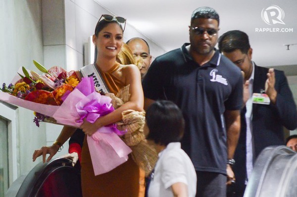 Hoa hậu Hoàn vũ 2015 xinh đẹp trở về Philippines, khoe clip đoàn tụ gia đình - Ảnh 2.