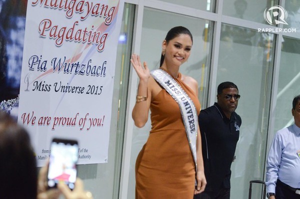 Hoa hậu Hoàn vũ 2015 xinh đẹp trở về Philippines, khoe clip đoàn tụ gia đình - Ảnh 9.