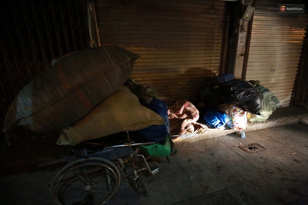 Những giấc ngủ rét buốt của người vô gia cư giữa đêm Hà Nội 5 độ C - Ảnh 6.