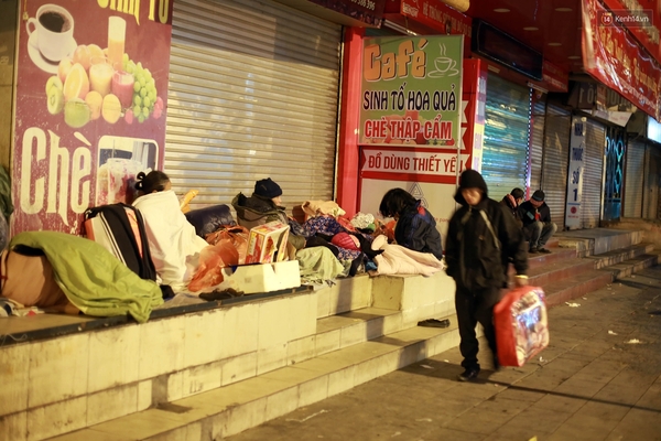 Những giấc ngủ rét buốt của người vô gia cư giữa đêm Hà Nội 5 độ C - Ảnh 4.