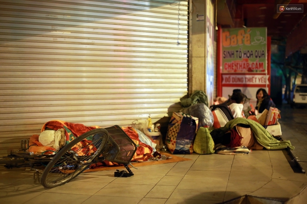 Những giấc ngủ rét buốt của người vô gia cư giữa đêm Hà Nội 5 độ C - Ảnh 2.