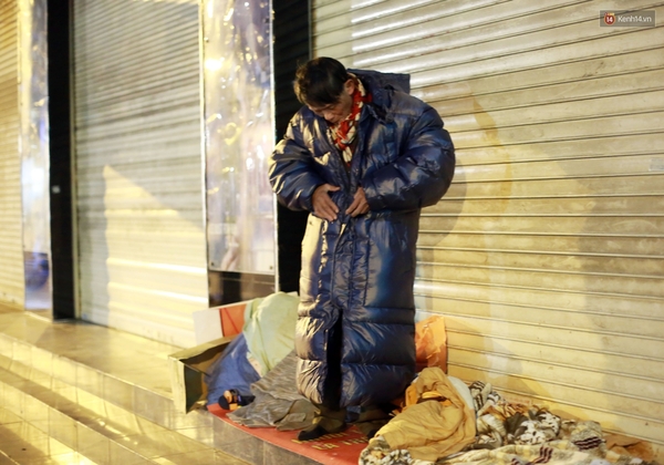 Những giấc ngủ rét buốt của người vô gia cư giữa đêm Hà Nội 5 độ C - Ảnh 3.