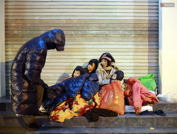 Những giấc ngủ rét buốt của người vô gia cư giữa đêm Hà Nội 5 độ C - Ảnh 5.