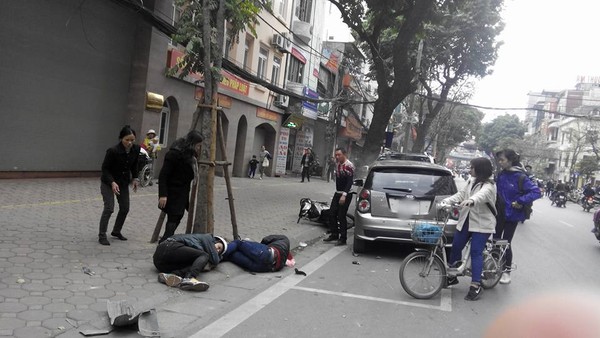 H&agrave; Nội: &Ocirc; t&ocirc; Kia Morning mất l&aacute;i g&acirc;y tai nạn tr&ecirc;n đường, 2 người nhập viện cấp cứu - Ảnh 5.