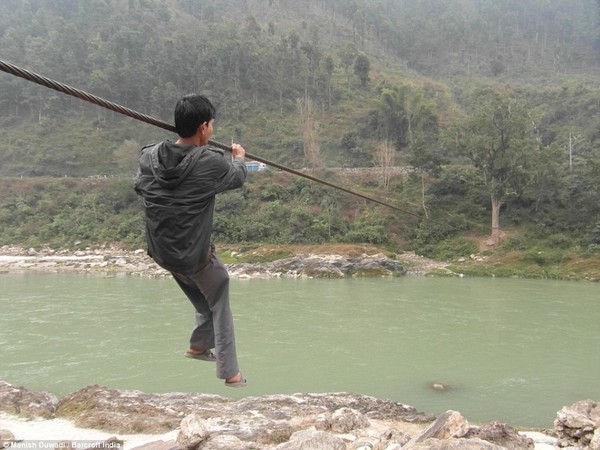 H&uacute; hồn xem học sinh Nepal đ&aacute;nh đu với Tử thần để tới lớp học - Ảnh 2.