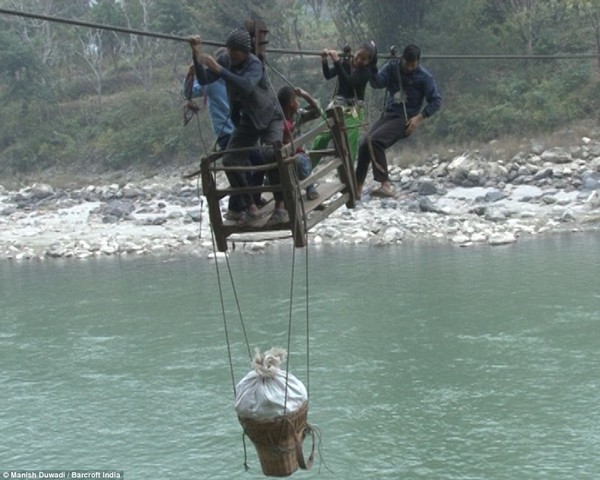 H&uacute; hồn xem học sinh Nepal đ&aacute;nh đu với Tử thần để tới lớp học - Ảnh 3.