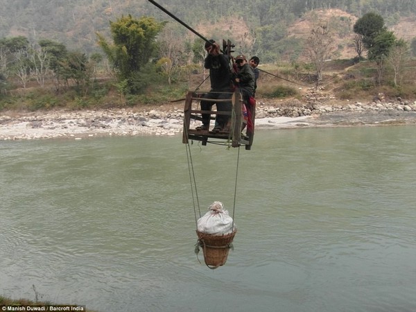 H&uacute; hồn xem học sinh Nepal đ&aacute;nh đu với Tử thần để tới lớp học - Ảnh 4.