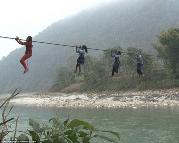 H&uacute; hồn xem học sinh Nepal đ&aacute;nh đu với Tử thần để tới lớp học - Ảnh 5.