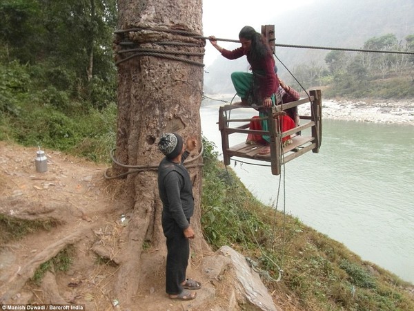 H&uacute; hồn xem học sinh Nepal đ&aacute;nh đu với Tử thần để tới lớp học - Ảnh 6.