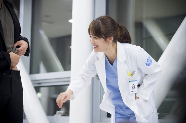 Song Joong Ki h&ocirc;n đ&agrave;n chị Song Hye Kyo m&ugrave;i mẫn, lạnh l&ugrave;ng với hươu Lee Kwang Soo - Ảnh 32.
