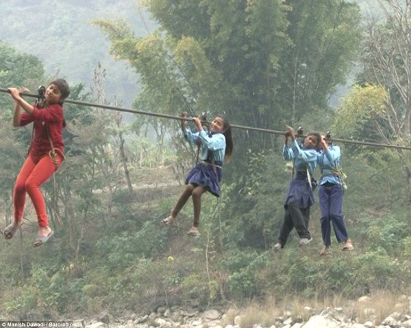 H&uacute; hồn xem học sinh Nepal đ&aacute;nh đu với Tử thần để tới lớp học - Ảnh 1.