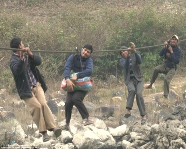 H&uacute; hồn xem học sinh Nepal đ&aacute;nh đu với Tử thần để tới lớp học - Ảnh 8.