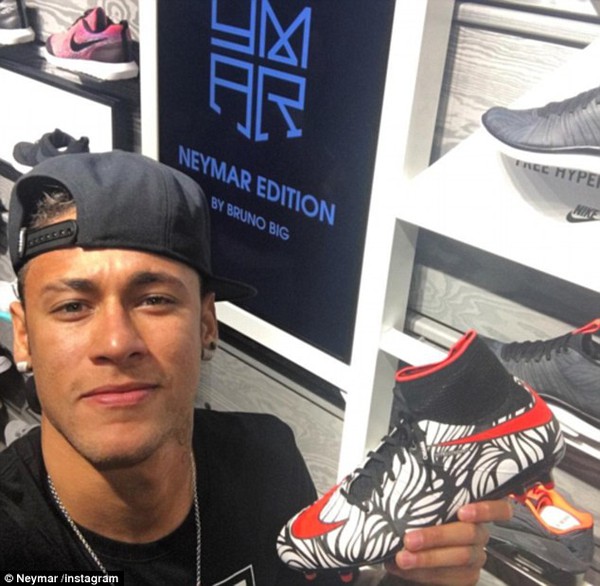 Neymar trình làng mẫu giày “độc nhất vô nhị” - Ảnh 2.