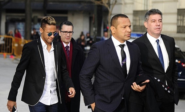 Neymar ăn diện như tài tử Hollywood ra hầu tòa - Ảnh 1.