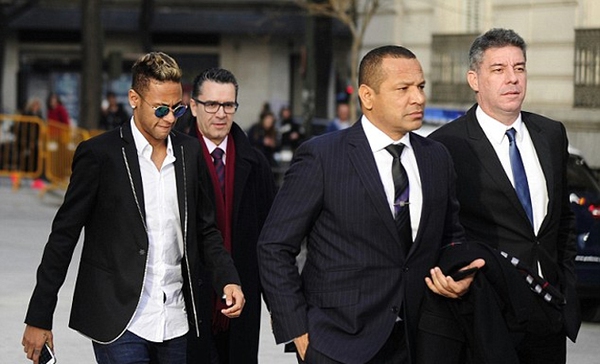 Neymar ăn diện như t&agrave;i tử Hollywood ra hầu t&ograve;a - Ảnh 1.