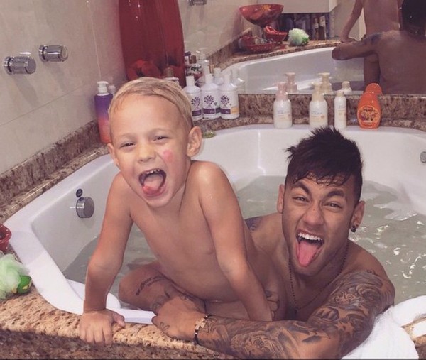Những khoảnh khắc hài hước “khó đỡ” của Neymar và con trai cưng - Ảnh 10.