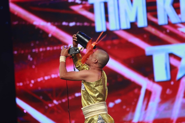 Got Talent: Bộ đ&ocirc;i giải cứu thế giới, anh ch&agrave;ng trai qu&ecirc; g&acirc;y sốt v&igrave; qu&aacute; h&agrave;i - Ảnh 16.