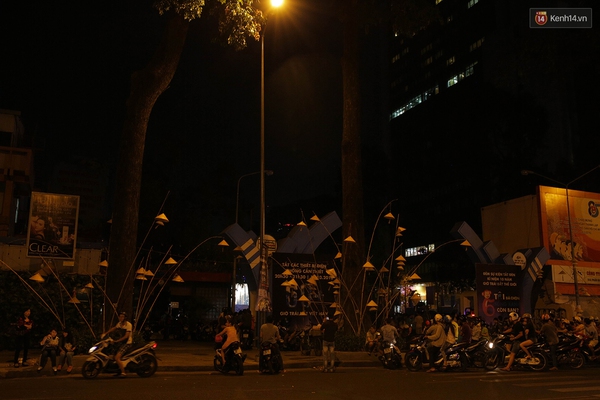 Hà Nội, Sài Gòn: Đường phố khu trung tâm tối om, hưởng ứng Giờ Trái đất 2016 - Ảnh 21.