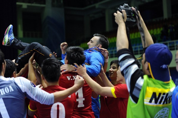 Chùm ảnh: ĐT futsal Việt Nam bật khóc sau chiến tích lịch sử - Ảnh 8.