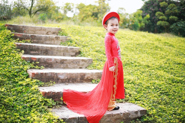 Mê mẩn với nét đẹp của bông hồng nhí trong tà áo dài Việt - Ảnh 1.