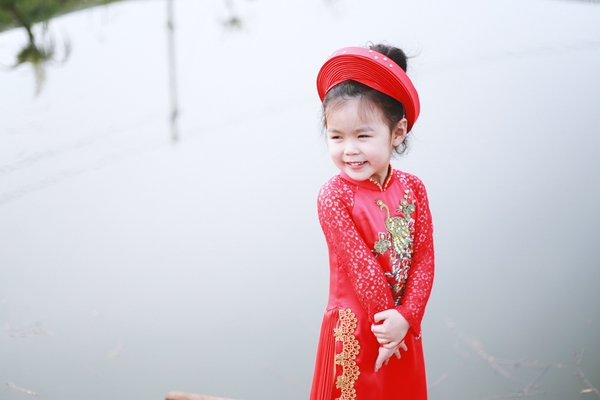 Mê mẩn với nét đẹp của bông hồng nhí trong tà áo dài Việt - Ảnh 4.