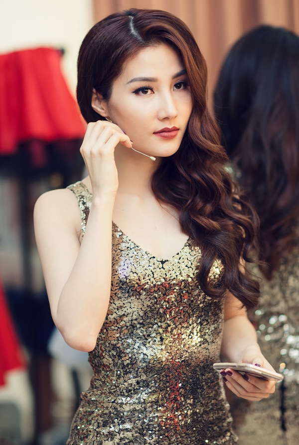 Diễm My 9X lộng lẫy tr&ecirc;n thảm đỏ, gợi cảm tr&ecirc;n s&acirc;n khấu - Ảnh 11.