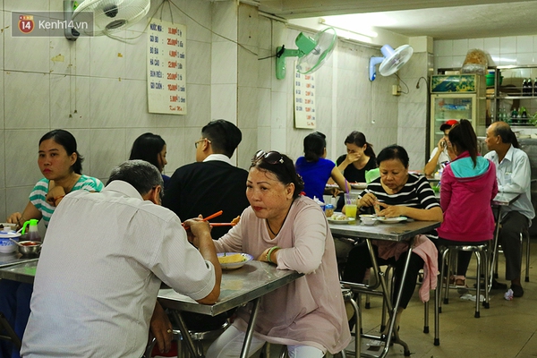 Đã mấy chục năm tuổi, nhưng những quán ăn Sài Gòn này lúc nào cũng đông nghịt - Ảnh 8.
