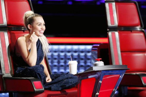 Chưa cần làm HLV, Miley Cyrus đã quá chất trên ghế cố vấn The Voice - Ảnh 5.